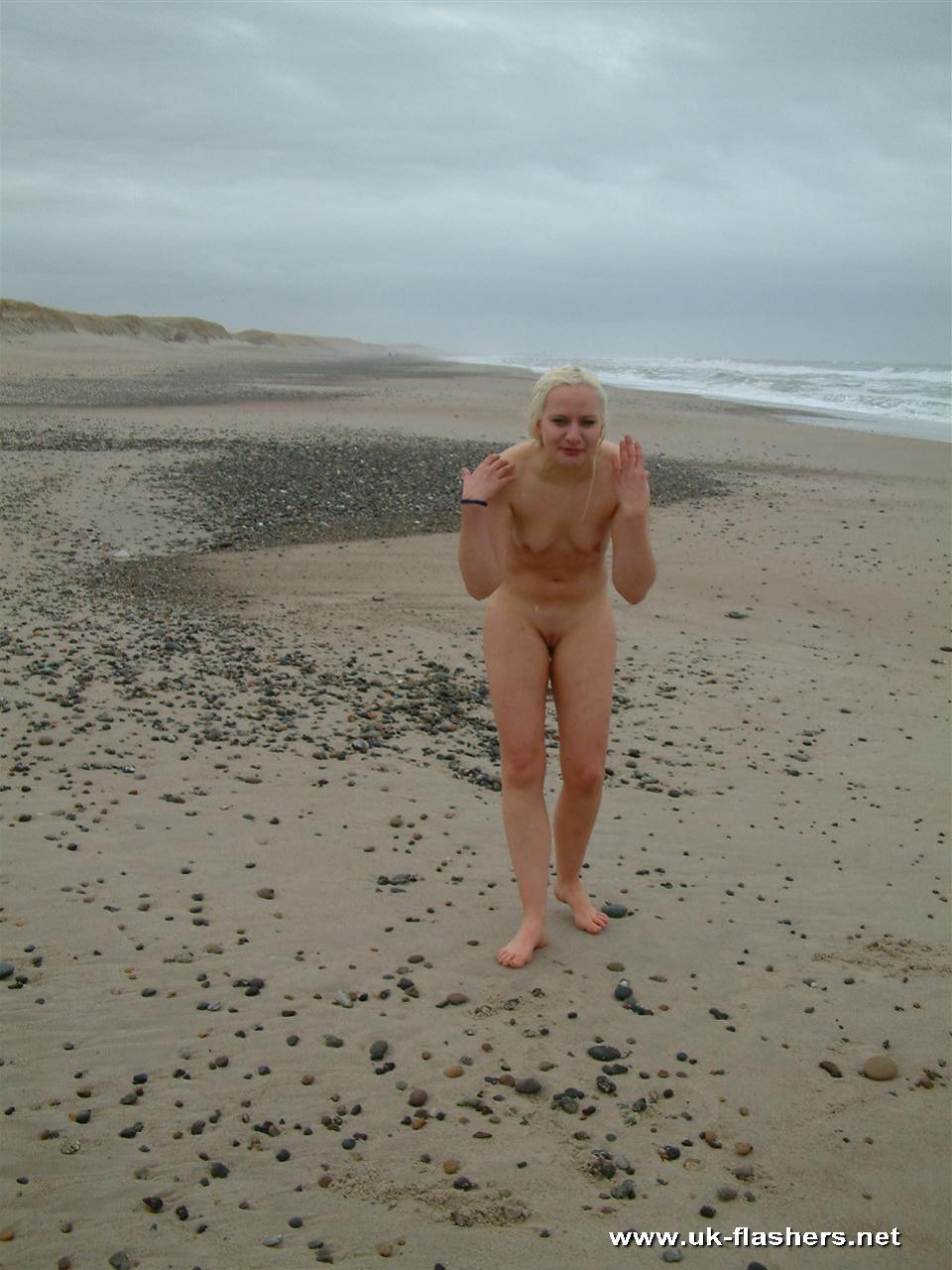Blonde Flashing Beach Porn - A naked blond at the beach from Morten